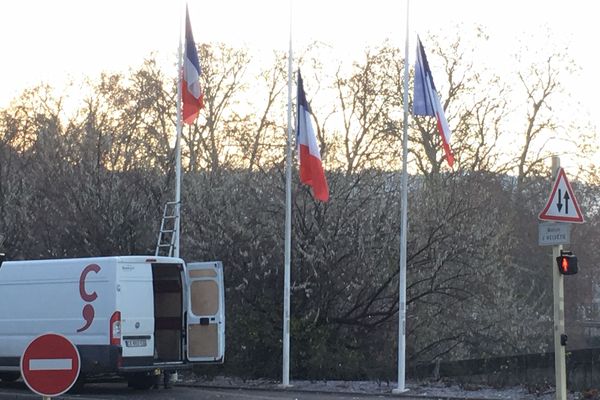 Besançon met ses drapeaux en berne après l'attentat de Strasbourg