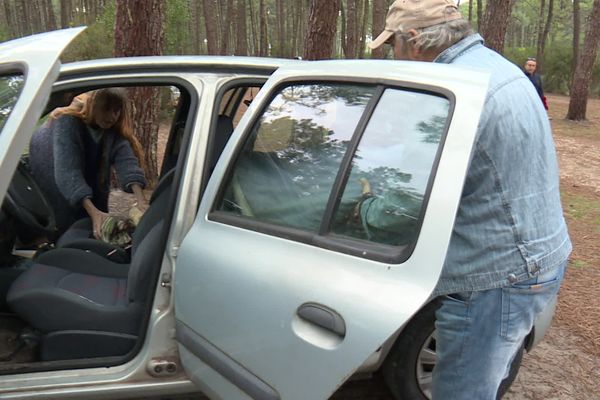 Michèle Baril et Frédéric Tavitian, un couple de retraités handicapés vit dans leur voiture à Lège-Cap-Ferret faute de logement adapté