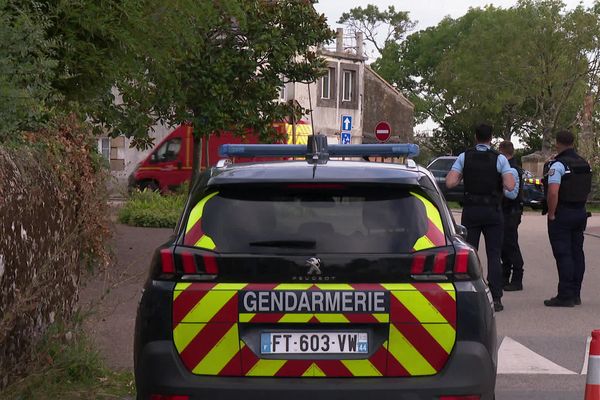 48 heures après le crash de l'avion de Gérard Leclerc à hauteur de Lavau-sur-Loire, l'enquête se poursuit. Les trois corps des victimes vont être autopsiés.