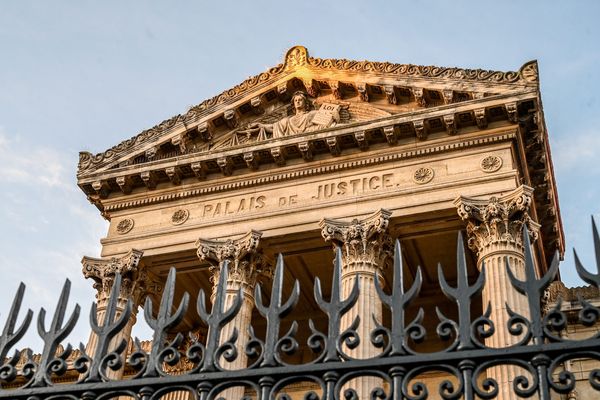 Une demande de délocation de "l'affaire de la gifle" a été déposée, vendredi 29 novembre 2024, auprès du tribunal ocrrectionnel de Toulouse ( en Hautte-Garonne) par la veuve de jean Jouandet, ancien élu d'opposition à Saint-Cyprien dans les Pyrénées-Orientale. Thierry Del Popos , maire de Saint-Cyprien, doit comparaître devant le tribunal de Perpipagn ce lundi 2 décembre 2024, pour violences aggravées sur Jean Jouandet, huit ans après les faits.