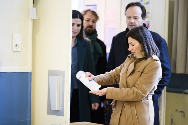 Anne Hidalgo montre l'exemple le dimanche 15 mars lors du premier tour des élections municipales à Paris.