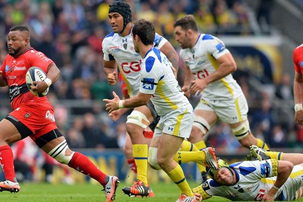 Les Clermontois tentent de rattraper l'anglais Steffon Armitage, troisième ligne du RC Toulon, durant la finale de la Champions Cup, le 02/05/2015 à Twickenham (Royaume-Uni).