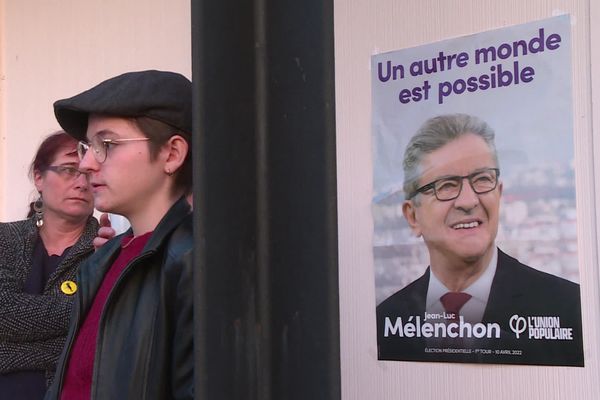 Des militants de l'Union populaire à Limoges, dimanche soir.