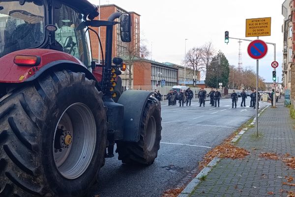 Rue Jacques Kablé, les foces de l'ordre ont bloqué l'avancée des tracteurs dès 8h45.