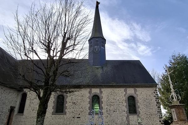 Les pompiers ont dû intervenir pour décrocher le père Noël installé sur le clocher d'Auguaise