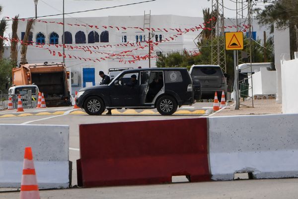 La police a sécurisé une zone près de la synagogue Ghriba à la suite d'une fusillade sur l'île balnéaire de Djerba le 10 mai 2023. Un policier tunisien a abattu quatre personnes dans la plus ancienne synagogue d'Afrique lors d'une attaque le 9 mai qui a semé la panique lors d'un pèlerinage juif annuel sur l'île de Djerba.