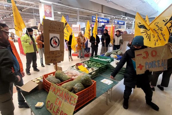 Une quarantaine de paysans ont mené ce jeudi matin une action coup de poing dans supermarché carrefour d'Annecy - 1 février 2024