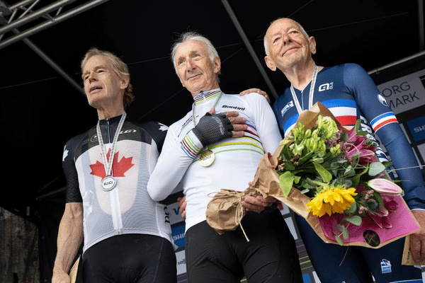 William Triolet ( au centre), sur le podium après sa victoire aux championnats du monde, dimanche 1er septembre.