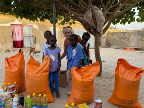 Avec le soutien de parrains et marraines vivant dans huit pays différents, Patricia James, présidente de l'association Les enfants du Saloum, fournit des kits de denrées alimentaires à des familles sénégalaises dans le besoin.