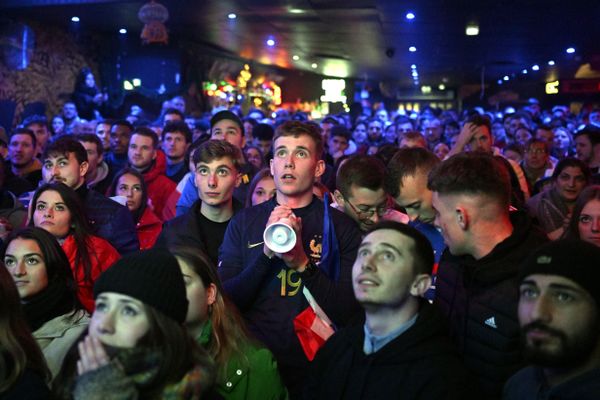 Rien de mieux qu'un bar pour vivre une rencontre de football sous haute tension.