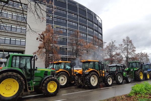 Les agriculteurs manifestent le vendredi 30 avril devant le Parlement européen à Strasbourg. 