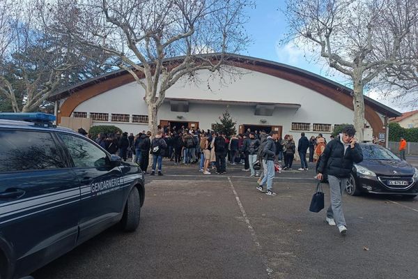 Les  1 500 élèves de l'emble scolaire Jeanne d'Arc à Millau dans l'Aveyron ont été évacués et mis à l'abri suite à une alerte à la bombe.