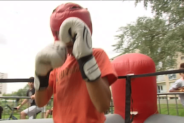 La Caravane du Sport propose de la boxe, mais aussi du parkours et du base-ball