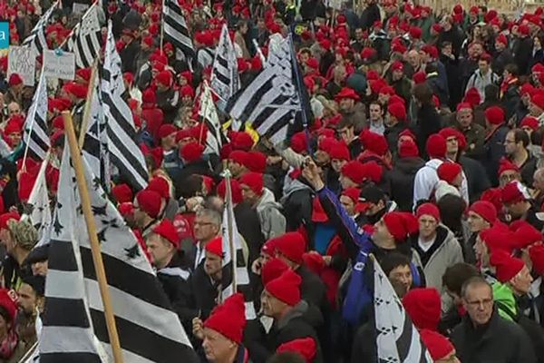 A l'automne 2013, un vent de colère souffle sur la pointe bretonne contre l'écotaxe. Agriculteurs, pêcheurs, transporteurs, patrons et salariés de l'agroalimentaire revêtent le bonnet rouge