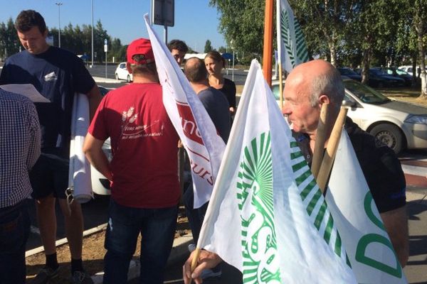 Action des éleveurs ce matin, au Carrefour Mondeville (14)