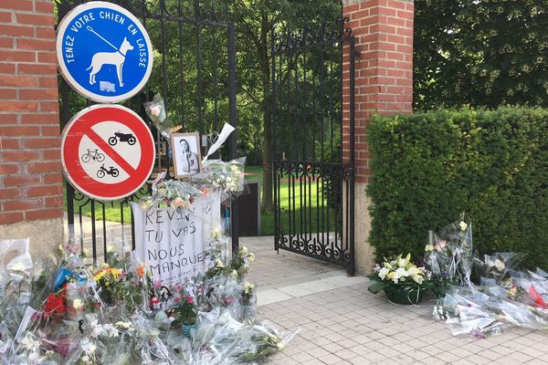 L'entrée du parc du Bois des soeurs, à Mourmelon-le-Grand (Marne), lieu où Kévin a trouvé la mort samedi 2 juin, a depuis été fleuriepar ses proches et des anonymes.