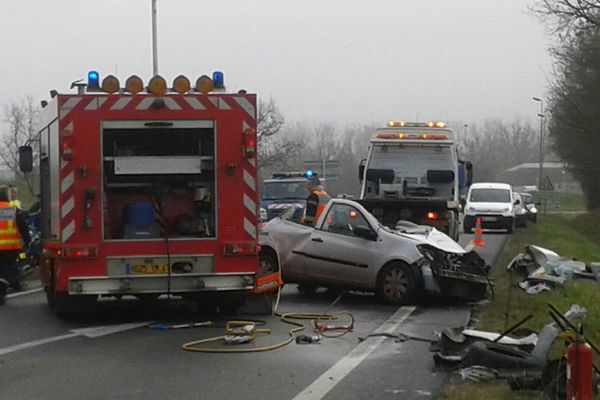 La voiture s'est déportée et a percuté un camion le 07 janvier 2015