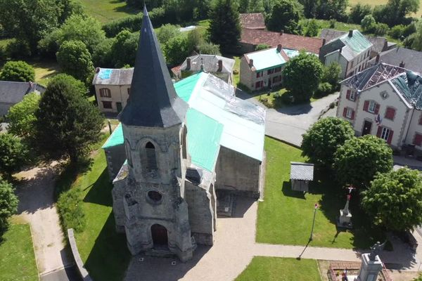 Dans le village de Gouttières dans le Puy-de-Dôme, les toits des maisons sont toujours couvertes de bâches pour empêcher les infiltrations. Des dégâts causés par les intempéries du 5 juin 2022 dans le Puy-de-Dôme et l'Allier.