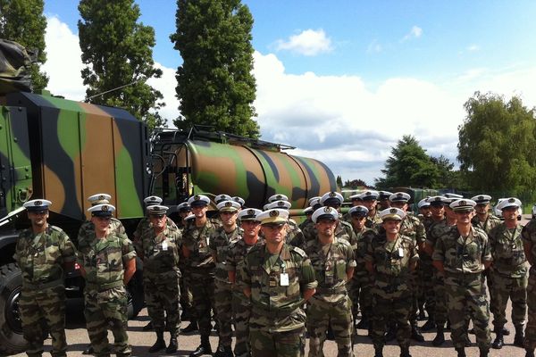 Les militaires de la BPIA (Base Pétrolière Interarmées) de Chalon-sur-Sâone devant le nouveau véhicule de transport de carburant "Carapace"