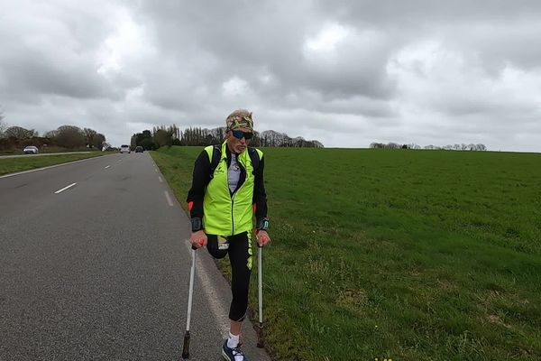 Guy Amalfitano, athlète unijambiste, parcourt la France en 100 jours. Ici lors de son passage dans le Finistère