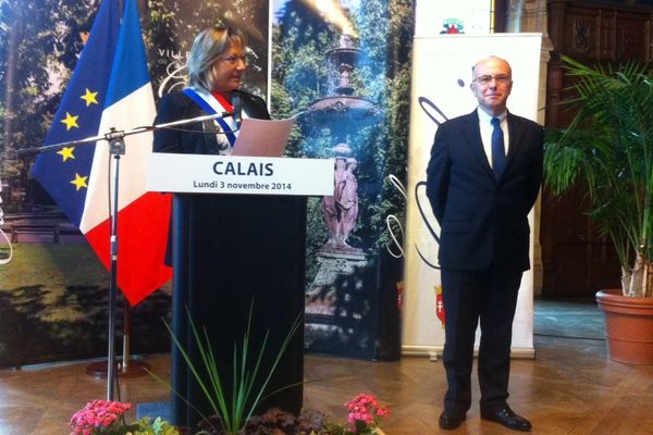 Bernard Cazeneuve reçu en mairie de Calais par Natacha Bouchart.