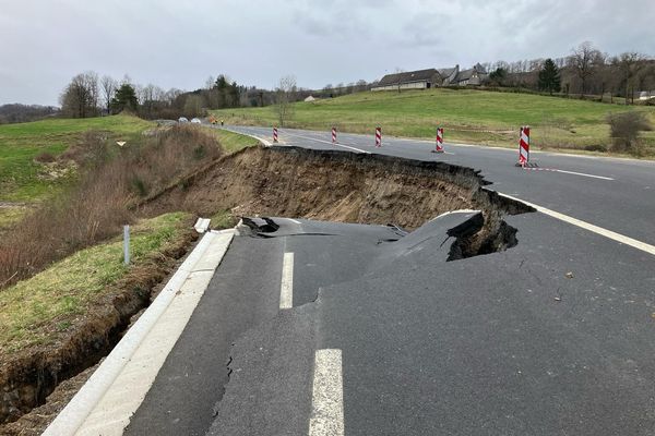 Un tronçon de la RD 922 à Saint-Cernin (Cantal) s'est effondré dans la nuit de lundi à mardi 5 mars 2024.