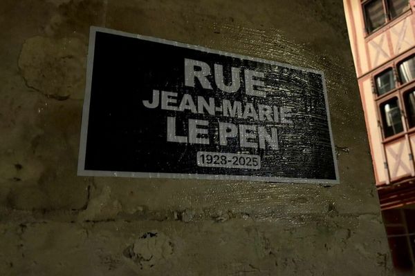 Le collectif "Les Normaux" ont collé des affiches représentant des plaques de rue au nom de Jean-Marie Le Pen