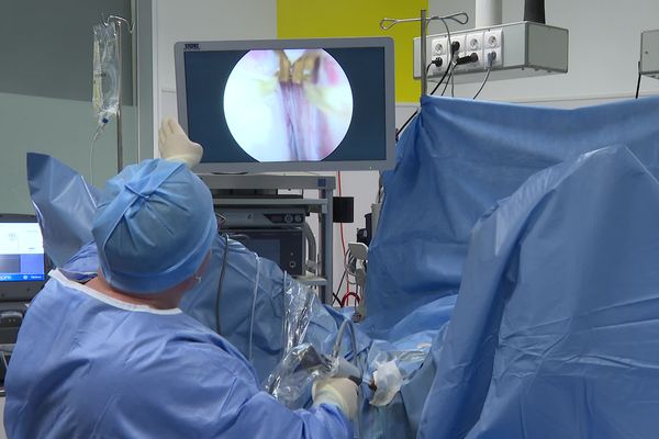 Depuis le début de l’année, les urologues de l'hôpital d’Alençon, dans l'Orne, propose des injections de vapeur d'eau, appelée Rezum, pour traiter le problème d’hypertrophie de la prostate. Une technique rare et innovante qui vient des États-Unis.