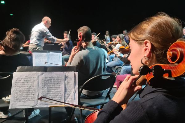 Alessandro Bonardi, à la baguette, dirigeant le conservatoire Giuseppe Verdi de Milan