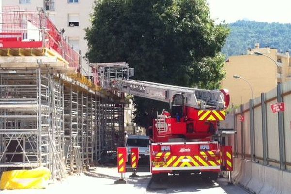 A Nice, un élément métallique renforçant le béton est tombé sur deux ouvriers qui travaillaient sur le chantier d'un gymnase