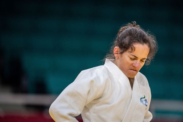 La judoka Sandrine Martinet, licenciée à l'US Orléans (Loiret), décroche la médaille d'argent pour ses derniers Jeux paralympiques.