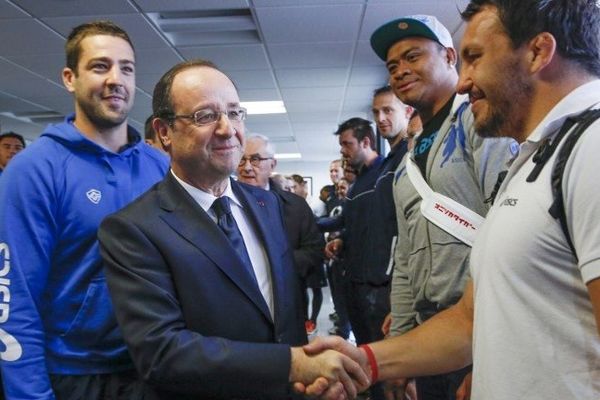 François Hollande avec les joueurs du CO à l'aéroport de Castres