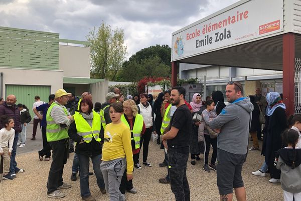 Ce matin, une trentaine d'élèves sont présents mais n'ont pas cours. Les parents d'élèves ont organisé un blocus ce matin devant l'établissement et en début d'après-midi avant leur rencontre avec un inspecteur de l'éducation nationale.