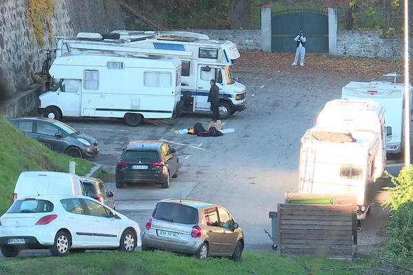 Les enquêteurs sur place, pour effectuer les relevés scientifiques liés au drame survenu sur une aire de camping-car de Foix en Ariège, jeudi 23 novembre. L'enquête se poursuit.