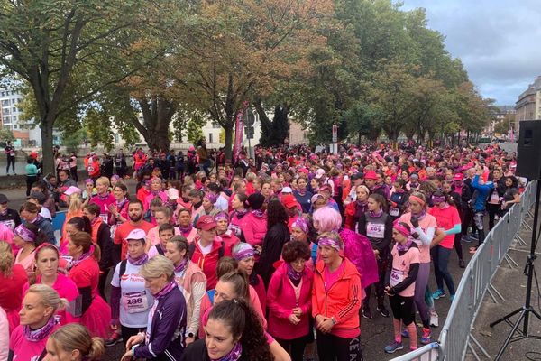 Quelques minutes avant le départ de la Strasbourgeoise, la foule compacte et solidaire profite d'être là