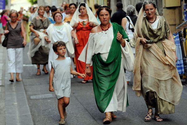 parade dans les rues d'Arles