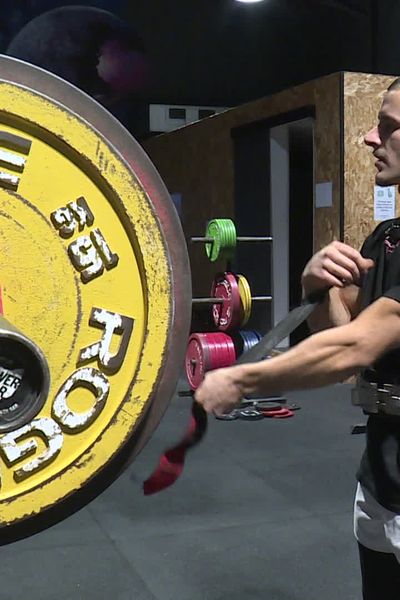 Dylan Bonnet s'entraîne au powerlift quatre à cinq soirs par semaine. Mardi 26 novembre 2024.