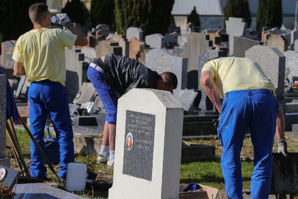 Les 5 volontaires portent un uniforme : t-shirt jaune et pantalon bleu. Pendant 5 jours, ils restaurent les sépultures de civils morts durant les deux guerres mondiales.