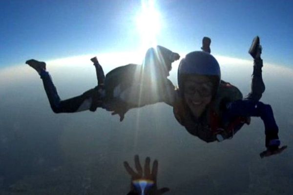 Les participantes à la formation ont appris à sauter en parachute accompagnées puis seules à Pujaut dans le Gard. Juillet 2015