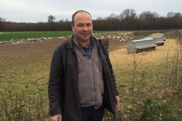 Louis-Marie Mitteault dans son élevage de canards à Chalandray (86)