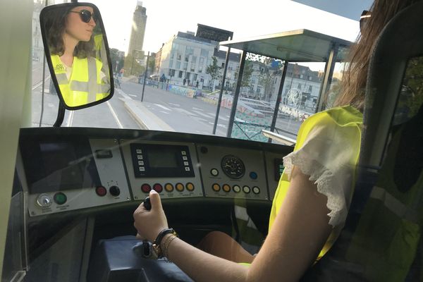 Angèle, 21 ans, étudiante en mathématiques et conductrice de tramway à Nantes.