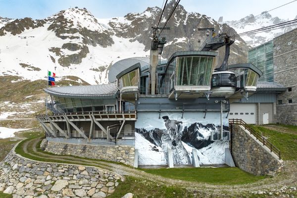 "L'Ascension", c'est le titre de l'oeuvre qui accueille désormais à 2713 mètres d'altitude, les passagers du téléphérique Skyway Monte Bianco, en route vers la pointe Helbronner, (Mont Blanc de Courmayeur, Italie). L’œuvre, de l'artiste français Swed Oner est un hommage à la vie de l'alpiniste italien, Walter Bonatti.