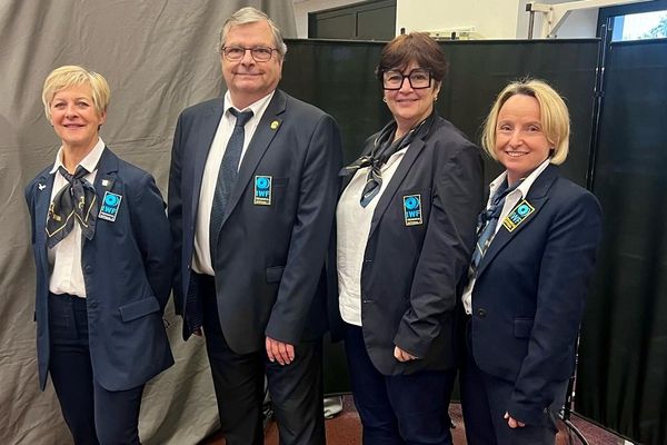 Accompagnée de ses trois coéquipiers, Marie-Hélène Bonnamant (à droite) arbitrera les épreuves d'haltérophilie aux JO de Paris 2024.