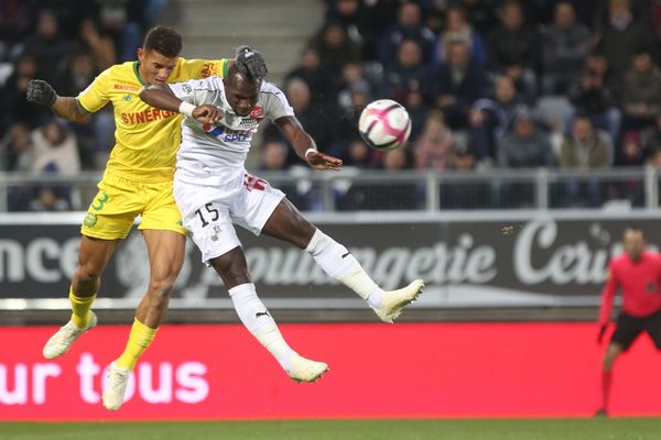 Moussa Konaté aux prises avec Diego Carlos, samedi 27 octobre au stade de la Licorne.