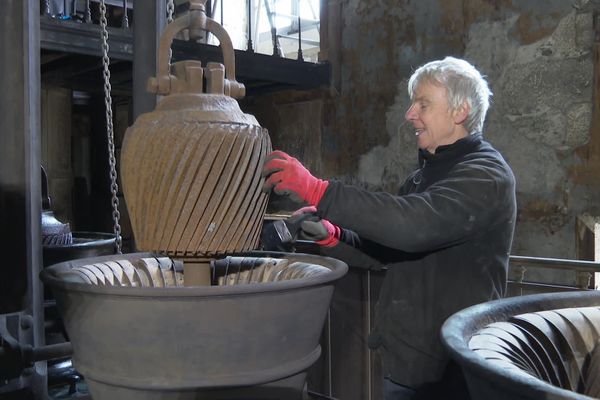 Olivier Morel restaure des objets anciens depuis une trentaine d'années