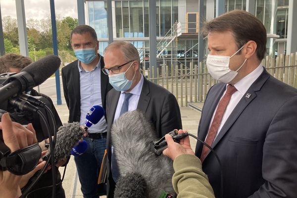 Les élus à la sortie de la réunion avec les représentants du personnel de la Fonderie de Bretagne. De gauche à droite Fabrice Vély (maire de Caudan), Fabrice Loher (maire de Lorient) et Loïg Chesnais-Girard (président de la Région Bretagne)