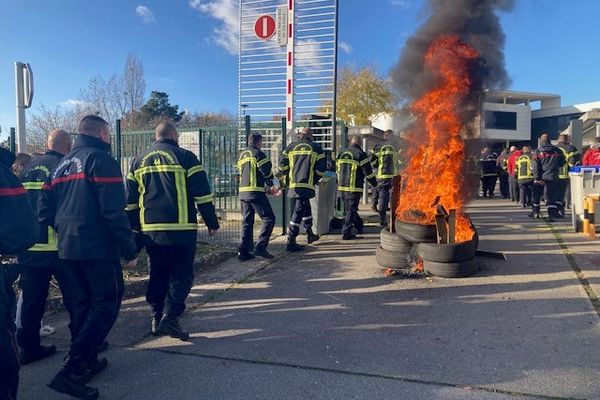 Les pompiers devant le  SDIS 44, le 5 décembre 2023