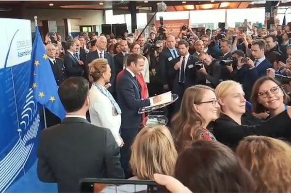 Emmanuel Macron arrive au Conseil de l'Europe et signe le livre d'or ce mardi 1er octobre.