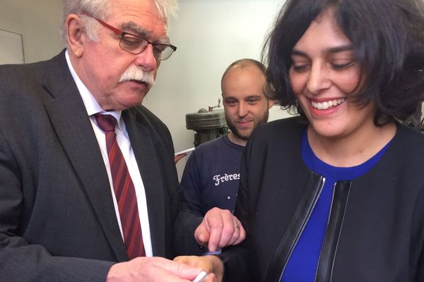 La ministre du Travail Myriam El Khomri en visite à Thiers (63) le lundi 20 mars est accueilli par le député PC André Chassaigne.