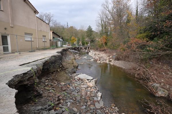 Le Dorlay est sorti de son lit le 17 octobre 2024, le hameau des Fabriques de Saint-Paul-en-Jarez a subi de lourds dégats